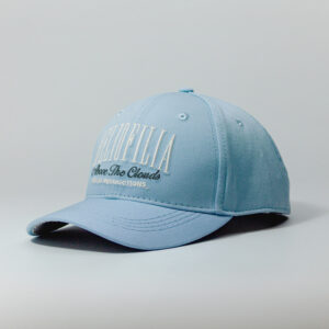 Gorra horma beisbolera con frente fusionado, fabricada en dril y gamuza. Tiene bordado el frente en hilos colores marfil y dorado 9,5x6cm. Trae un banderín tejido en la parte trasera.