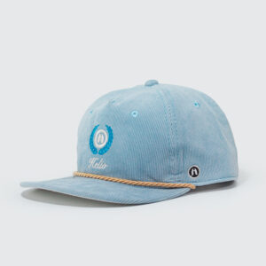 Gorra horma golfer con frente sin fusionado, interior con malla para conservar horma, fabricada en conduroy. Tiene bordado el frente en hilos colores marfil y azul 5x4cm. Lazo luxury en frente. Trae un banderín tejido en la parte trasera.