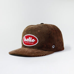 Gorra horma golfer con frente sin fusionado, interior con malla para conservar horma, fabricada en conduroy. Tiene bordado el frente en hilos colores rojo y blanco 9x5cm. Trae un banderín tejido en la parte trasera.